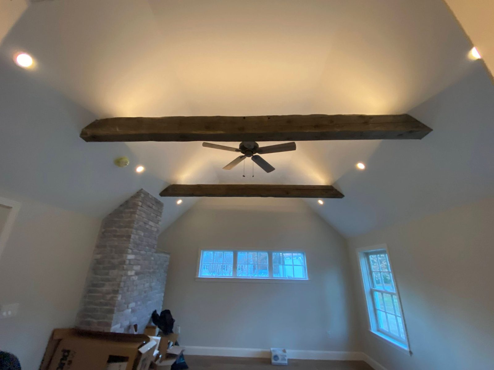 Vaulted ceiling with beam lighting